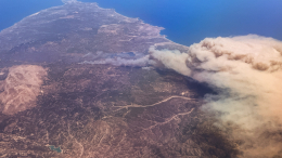 Российские туристы застряли на охваченном огнем греческом острове Родос