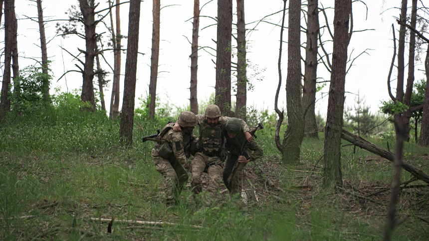«Пять солдат на сто метров»: украинские боевики признали огромные потери ВСУ