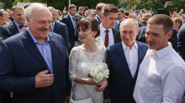 Путин и Лукашенко пообщались с людьми возле собора в Кронштадте