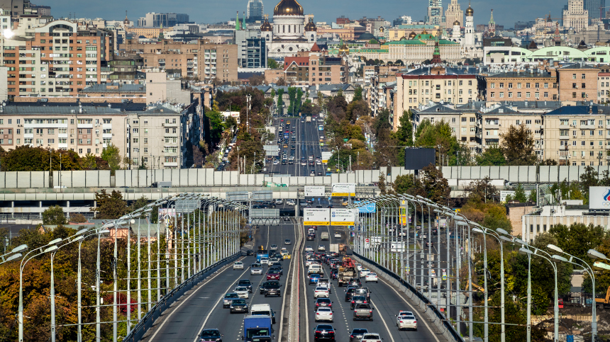 Дептранс: в Москве перекрыто движение по Комсомольскому проспекту