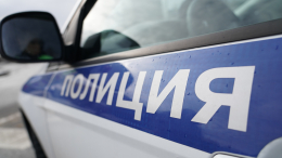 В центре Москвы водитель легковушки сбил пешехода, снес столб и врезался в стену
