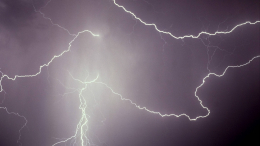 «Как после разряда электрическим током»: можно ли выжить после удара молнии