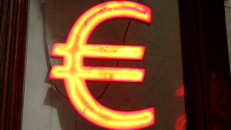Курс евро опустился ниже 100 рублей впервые с середины июля