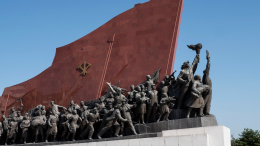 Шойгу возложил цветы к монументу Освобождения в Пхеньяне