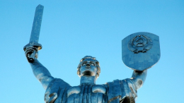 В Киеве начали демонтаж герба СССР на монументе «Родина-мать»