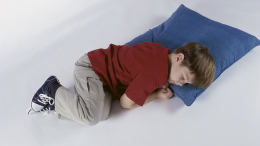 Хочет спать не просто так: какие симптомы указывают на детский инсульт