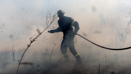 Лесной пожар привел к взрывам на складе боеприпасов в Греции