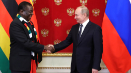 Путин подарил президенту Зимбабве Мнангагве вертолет