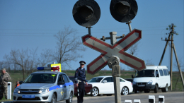 Два человека погибли при столкновении легковушки с электричкой на Ставрополье