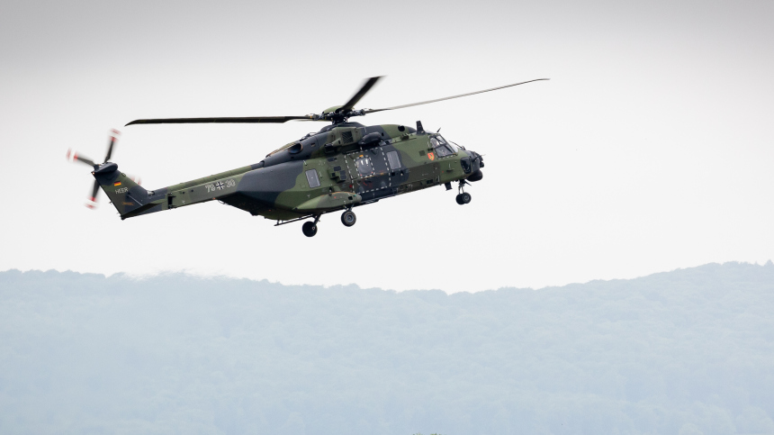 Четыре человека пропали без вести при крушении военного вертолета в Австралии