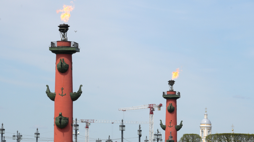 Факелы Ростральных колонн зажгли в Петербурге в честь Дня ВМФ