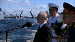 Путин принял парад Военно-морского флота в Петербурге