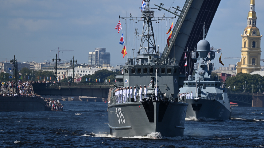 Морская мощь России: реакция западных СМИ на парад в честь Дня ВМФ