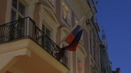 В Таллине мужчина забросал яйцами здание посольства РФ