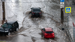 Екатеринбург затопили водопады, фонтаны и гейзеры из-за «тропических» ливней