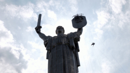 Маразм крепчает? В Киеве завершили демонтаж советского герба с монумента «Родина-мать»
