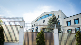 В Кишиневе водитель иномарки врезался в ворота посольства РФ и скрылся