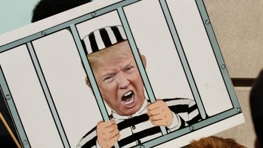 Шесть пожизненных сроков: сколько лет может провести в тюрьме Трамп