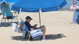 Пожилой Джо Байден принял интересную позу на пляже — фото