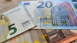 Курс евро превысил 104 рубля впервые с марта прошлого года