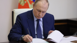 Путин подписал закон о блокировке денег иностранцев, попавших под ограничения РФ