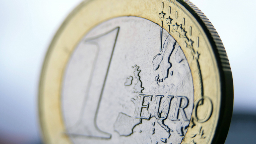Евро поднялся до 105 рублей, побив показатели марта 2022 года