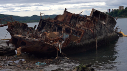 Генеральная уборка: затонувшие суда начали поднимать со дна Авачинской бухты на Камчатке