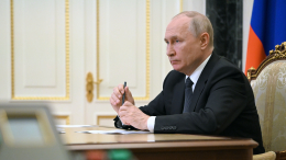 Путин подписал закон о переводах между своими счетами без комиссии