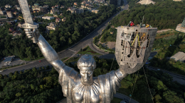 В Киеве завершилась установка трезубца на месте герба СССР на «Родине-матери»
