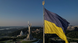 «Вся сущность режима»: Захарова о демонтаже герба СССР с «Родины-матери» в Киеве