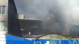 Огонь охватил фабрику по производству спорттоваров в Дмитровском районе