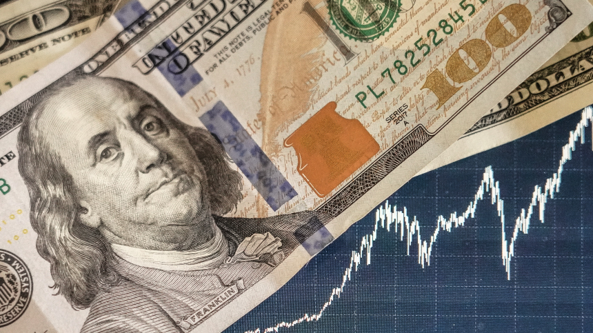 Доллар поднялся выше 97 рублей впервые с марта прошлого года