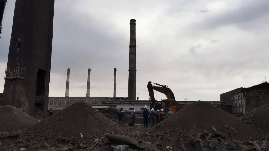 На Урале пострадали три человека при обрушении трубы на заводе