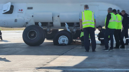 У самолета Ан-24 разорвало шасси при посадке в аэропорту Якутии