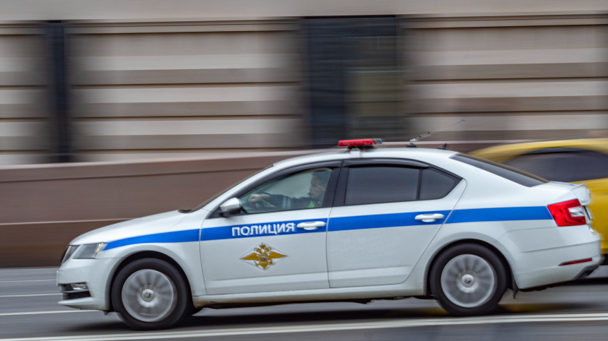 В Екатеринбурге самокатчик открыл стрельбу по автомобилю