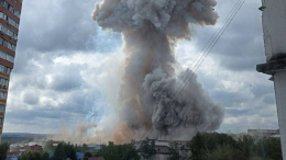 Искры и столб дыма: момент взрыва на заводе в Сергиевом Посаде попал на видео