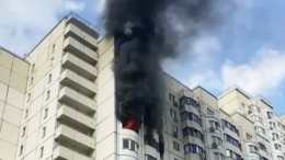 Дым и языки пламени: в Красногорске загорелся многоэтажный дом