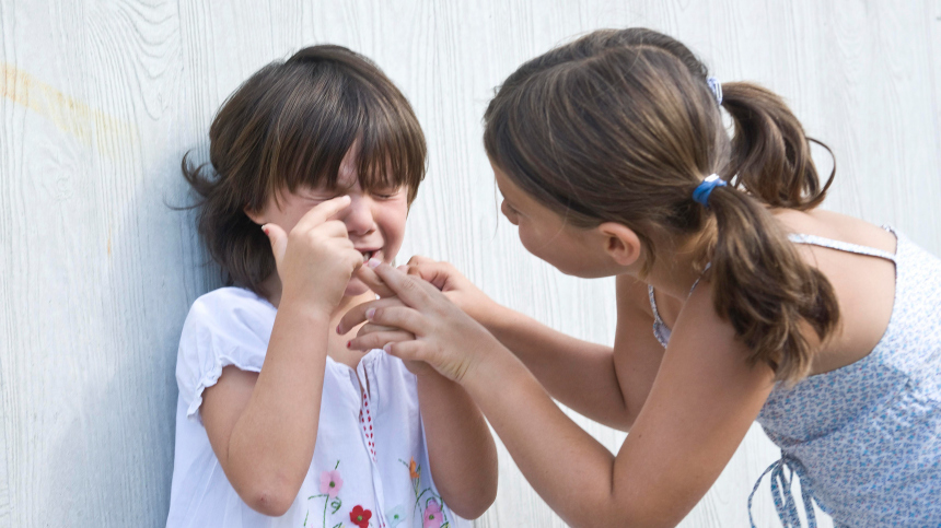 «Требуют особого внимания»: как помочь ребенку после укуса комара в веко