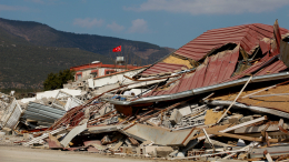 Люди в панике прыгали из окон во время землетрясения в Турции