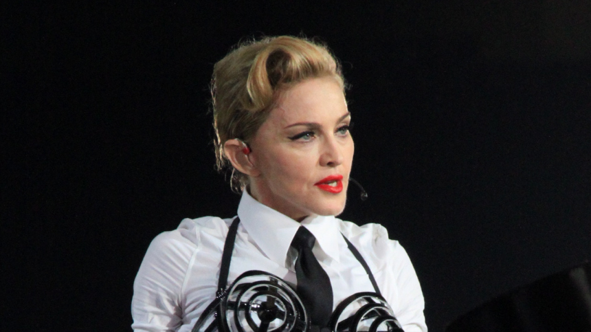 Грудь и брюлики: Мадонна показала откровенные фото из уборной