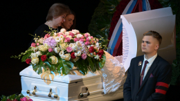 Не смогла сдержаться: названная дочь Васильевой расплакалась возле гроба