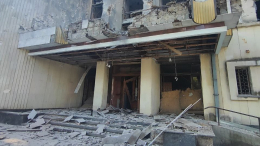 Боевики ВСУ крупнокалиберным снарядом разрушили штаб гумпомощи под Херсоном