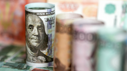 Доллар превысил 100 рублей впервые с марта прошлого года