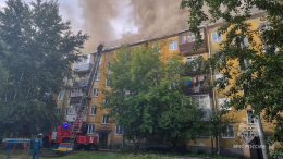 В Красноярске вспыхнула крыша жилой многоэтажки