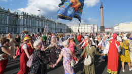 Люди из 100 городов России встали в хоровод в Петербурге