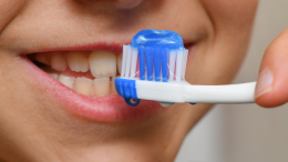 Грозит не только кариес: почему важно чистить зубы перед сном