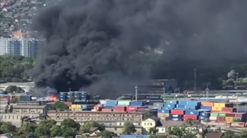 Огонь охватил грузовой терминал в Новороссийске
