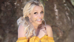 Бритни Спирс празднует развод в компании загорелых качков — видео