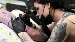 «Привет работникам морга»: за какие татуировки в России можно получить по лицу