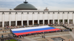 Огромный флаг развернули у Музея Победы в Москве